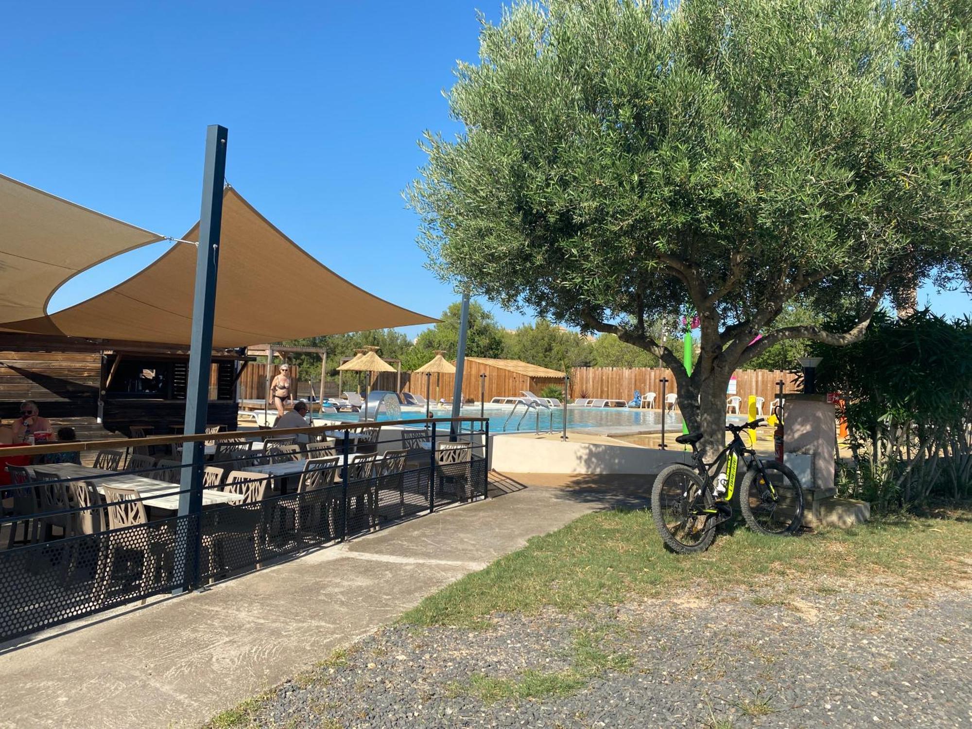 Camping Les Amandiers Castelnau-de-Guers Buitenkant foto