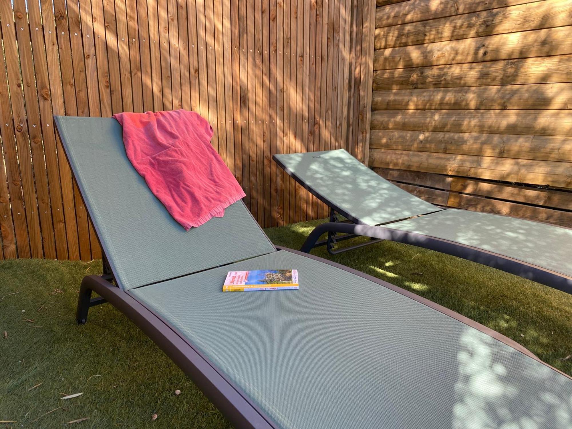 Camping Les Amandiers Castelnau-de-Guers Buitenkant foto
